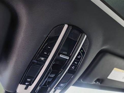 Used 2022 Porsche Cayenne Platinum Edition image 25