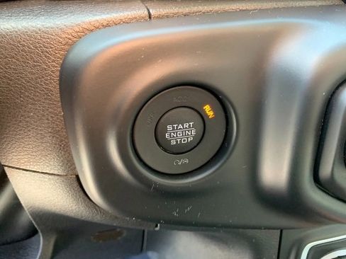 Used 2022 Jeep Gladiator Willys image 22