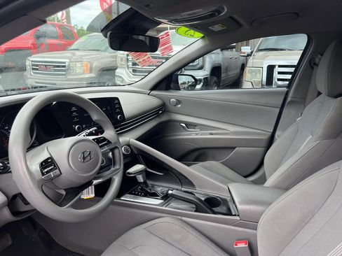 Used 2023 Hyundai Elantra SE FWD image 10