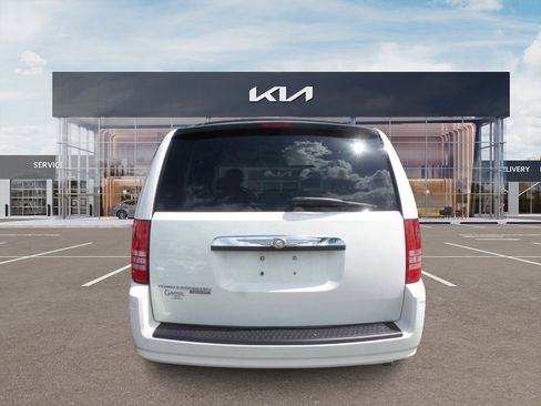 Used 2008 Chrysler Town & Country Touring image 4
