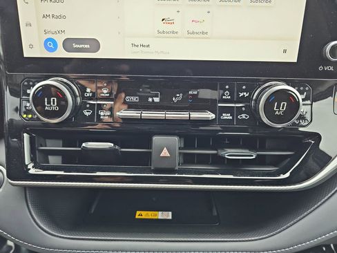 Used 2024 Toyota Highlander Platinum image 25