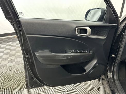 Used 2022 Hyundai Venue SEL FWD image 9