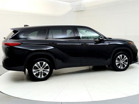 Certified 2022 Toyota Highlander XLE image 6