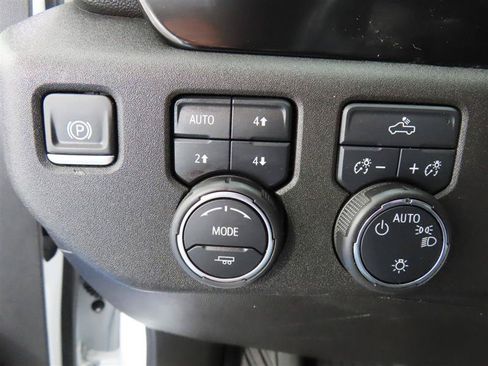 Used 2025 Chevrolet Silverado 1500 LT AWD/4WD image 13