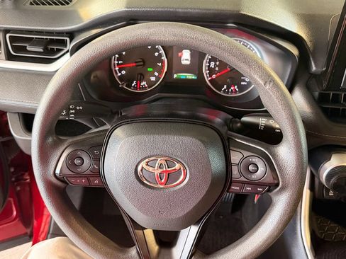 Used 2021 Toyota RAV4 LE AWD/4WD image 19