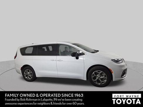 Used 2024 Chrysler Pacifica Limited AWD/4WD image 5