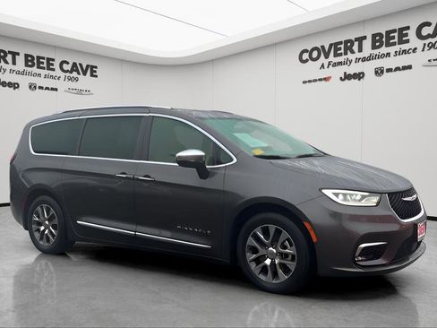 Used 2023 Chrysler Pacifica Pinnacle image 1