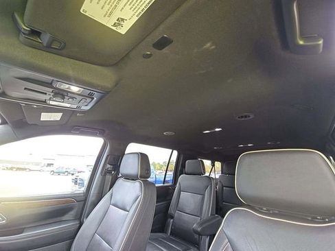 Used 2023 Chevrolet Suburban Premier image 12