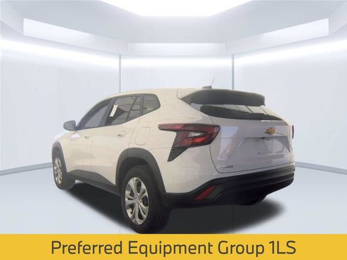 Used 2025 Chevrolet Trax LS FWD image 2