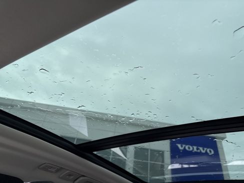 Certified 2024 Volvo XC60 T8 Ultimate w/ Protection Package Premier image 28