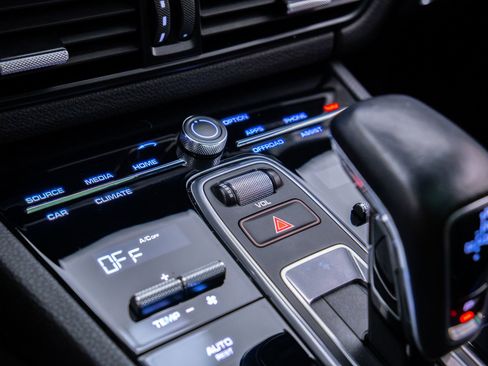 Certified 2023 Porsche Cayenne Platinum Edition image 26