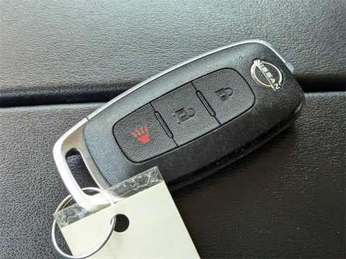 Used 2023 Nissan Rogue S image 6