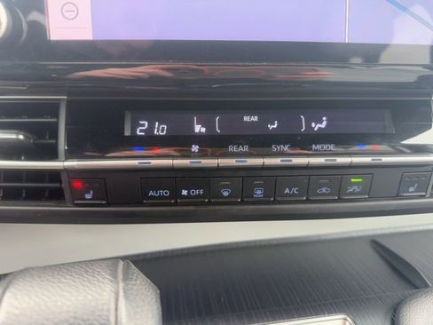 Used 2021 Toyota Sienna XSE AWD/4WD image 24