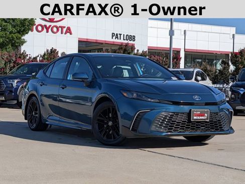 Used 2025 Toyota Camry SE w/ Convenience Package FWD image 2