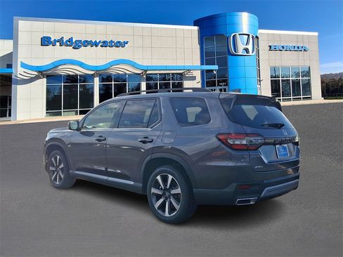 New 2025 Honda Pilot Touring image 3