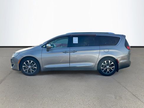 Used 2017 Chrysler Pacifica Limited w/ Advanced Safetytec Group FWD image 4