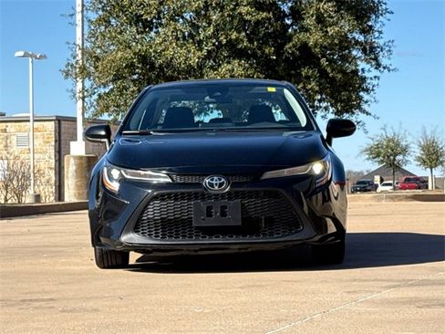 Used 2021 Toyota Corolla LE image 2