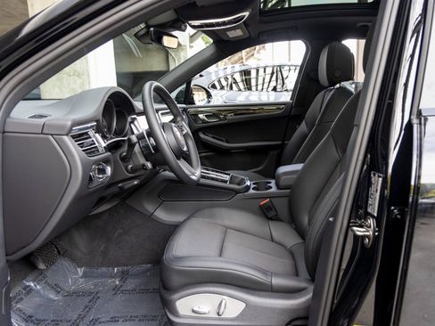 Certified 2025 Porsche Macan AWD/4WD image 28