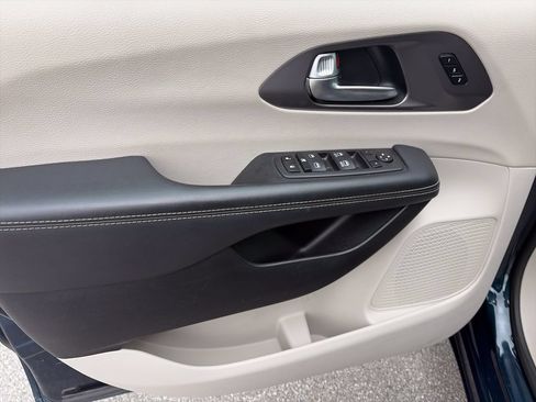 Used 2023 Chrysler Pacifica Touring-L FWD image 18