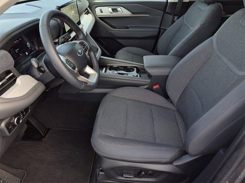 Used 2025 Ford Explorer Active image 31