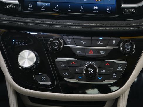 Used 2024 Chrysler Pacifica Limited image 17