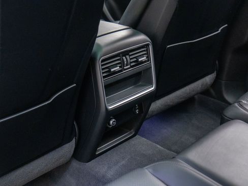 Certified 2023 Porsche Cayenne Platinum Edition image 19