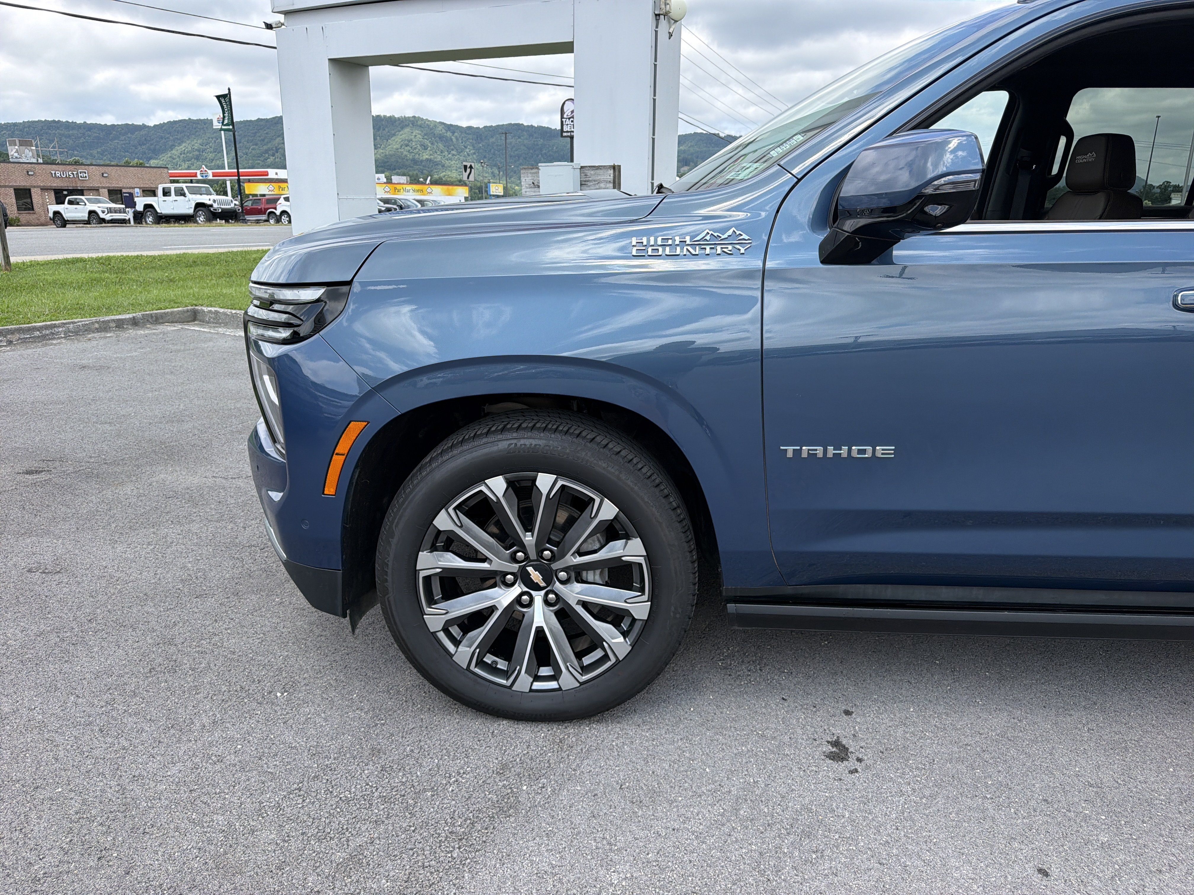 Used 2026 Chevrolet Tahoe High Country AWD/4WD image 11