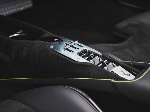 Used 2024 Ferrari SF90 Spider image 22