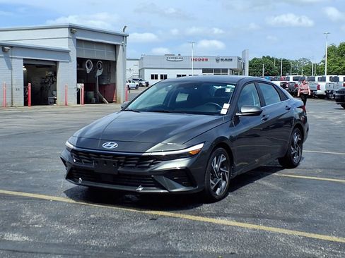 Used 2024 Hyundai Elantra SEL w/ Convenience Package FWD image 2