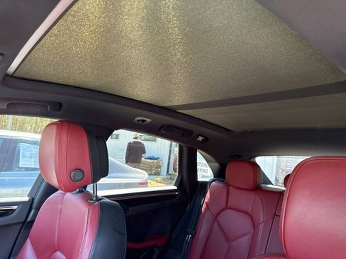 Used 2023 Porsche Macan Turbo image 7