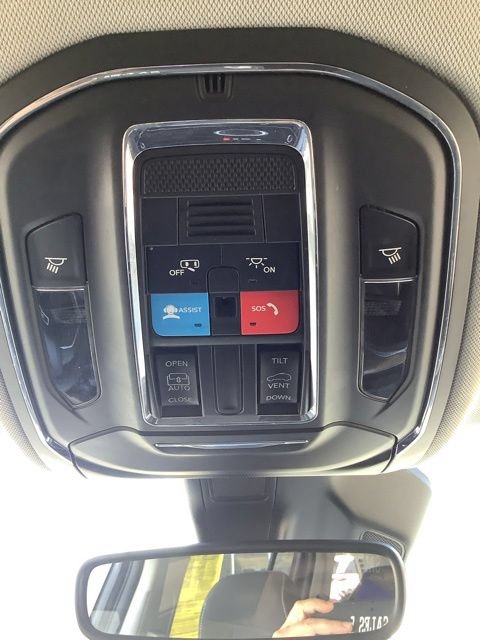 Used 2023 Jeep Grand Cherokee Laredo AWD/4WD image 25