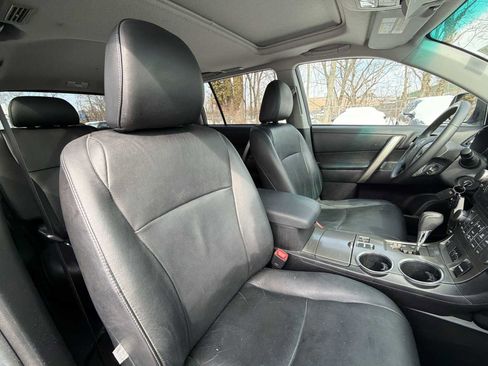 Used 2010 Toyota Highlander SE image 17
