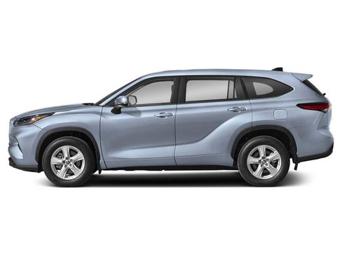 Used 2024 Toyota Highlander LE FWD image 3