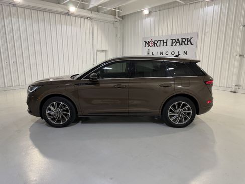 Used 2022 Lincoln Corsair Grand Touring AWD/4WD image 2