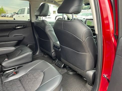 Used 2024 Toyota Highlander XLE AWD/4WD image 21
