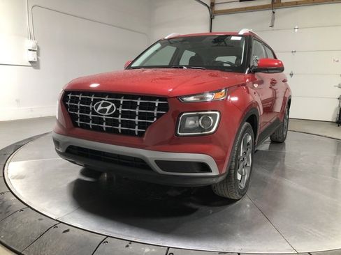 Used 2023 Hyundai Venue SEL image 3