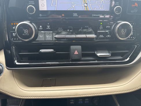 Used 2022 Toyota Highlander Limited image 18