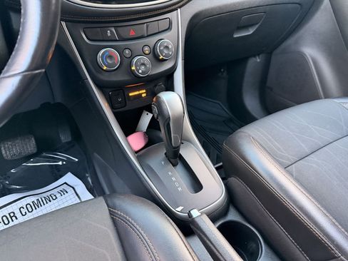 Used 2017 Chevrolet Trax LT w/ LT Convenience Package image 19