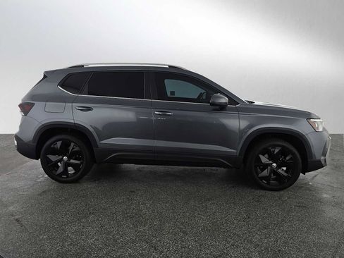 Used 2026 Volkswagen Taos SE FWD image 2