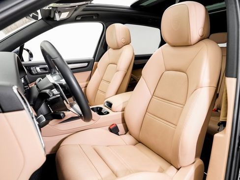 Used 2023 Porsche Cayenne Platinum Edition image 5