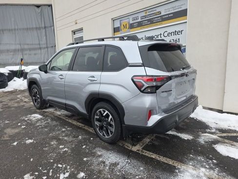 Used 2025 Subaru Forester Premium image 3