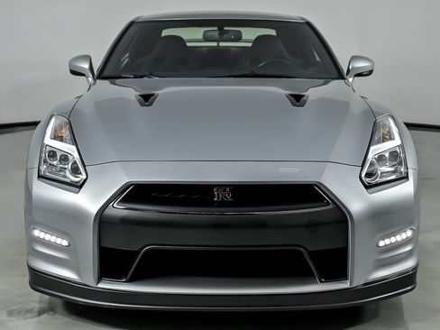 Used 2016 Nissan GT-R Premium image 5