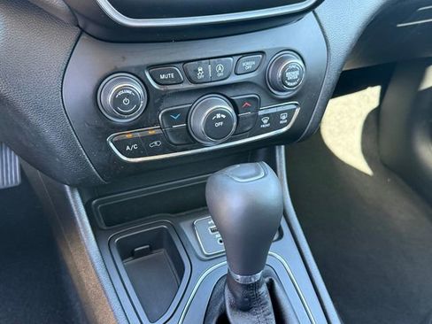 Used 2021 Jeep Cherokee Latitude Plus w/ Sun & Sound Group image 21