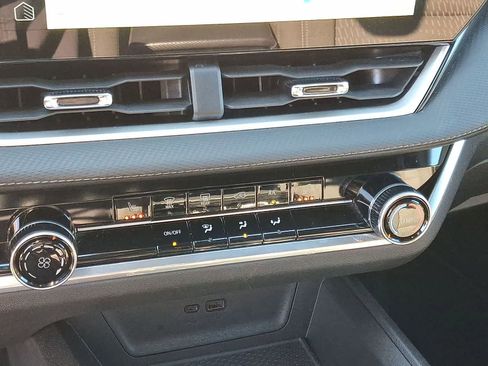 Used 2025 Chevrolet Equinox LT image 24