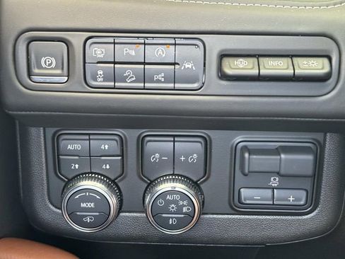 Used 2024 GMC Yukon Denali Ultimate image 25