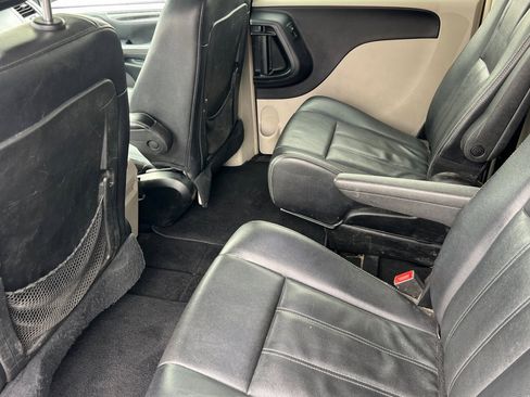 Used 2015 Chrysler Town & Country Touring image 9