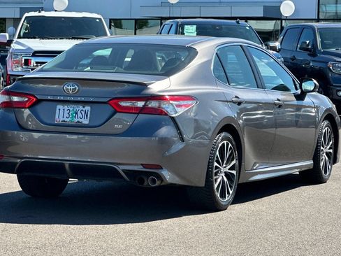 Used 2018 Toyota Camry SE w/ Moonroof Package FWD image 4