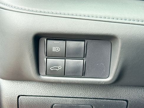 Used 2020 Toyota Highlander LE FWD image 34