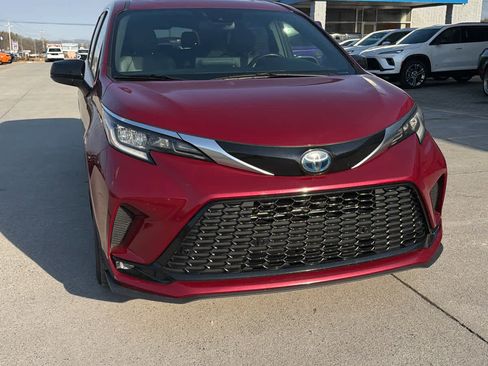 Used 2021 Toyota Sienna XSE image 3