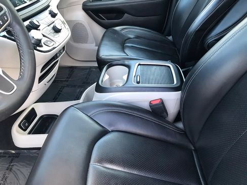 Used 2023 Chrysler Pacifica Touring-L FWD image 32
